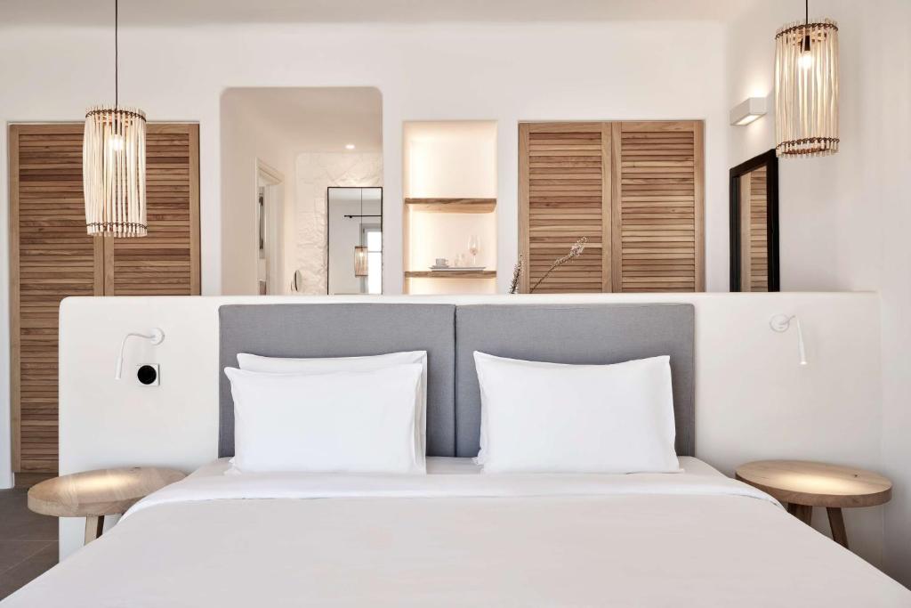 Postel nebo postele na pokoji v ubytování Radisson Blu Euphoria Resort, Mykonos