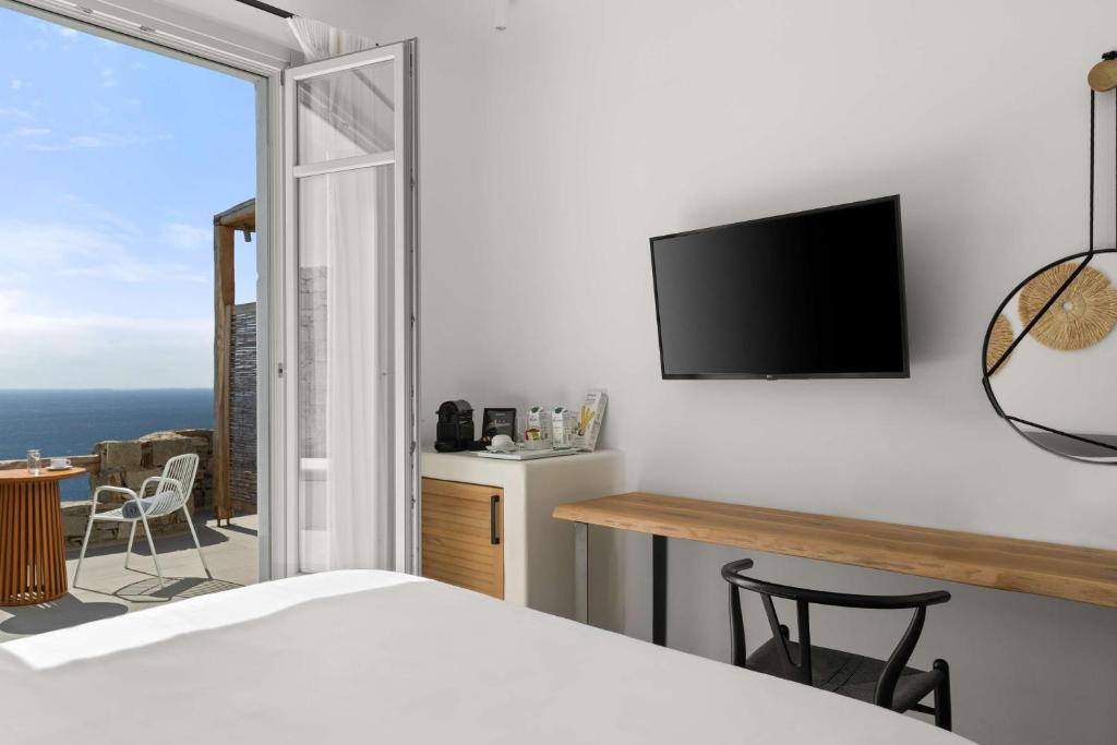TV a/nebo společenská místnost v ubytování Radisson Blu Euphoria Resort, Mykonos