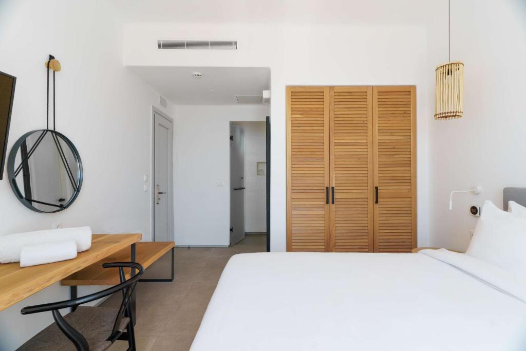 Postel nebo postele na pokoji v ubytování Radisson Blu Euphoria Resort, Mykonos