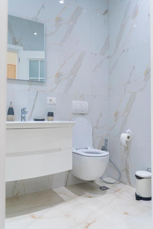Cane Apartment Emerald - Image 3