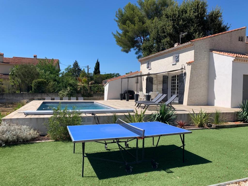 eine Tischtennisplatte im Hof eines Hauses in der Unterkunft Villa Andrée avec piscine à proximité de la mer in Saint-Cyr-sur-Mer