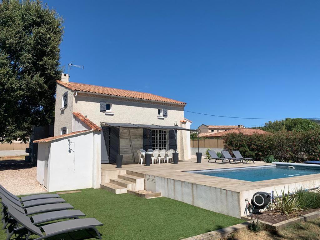 eine Villa mit Swimmingpool und ein Haus in der Unterkunft Villa Andrée avec piscine à proximité de la mer in Saint-Cyr-sur-Mer
