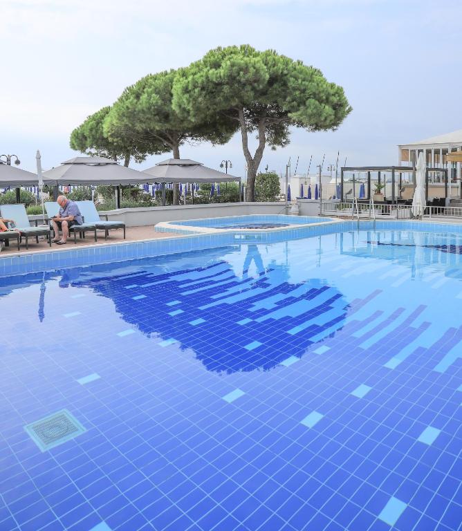 Basen w obiekcie Hotel La Bussola lub w pobliżu