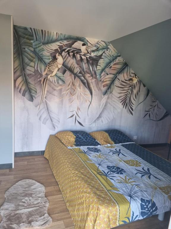 ein Schlafzimmer mit einem Vogelbild an der Wand in der Unterkunft Chambre oiseaux in Larchamp