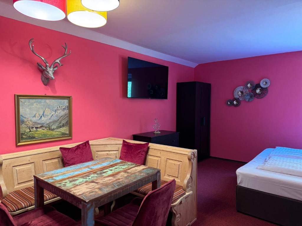 Postel nebo postele na pokoji v ubytování Maiers Hotel