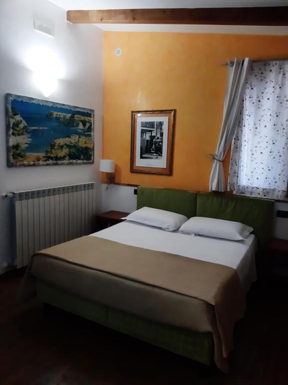 sypialnia z łóżkiem i oknem w obiekcie Villa Mola Bed And Breakfast w mieście Corbara