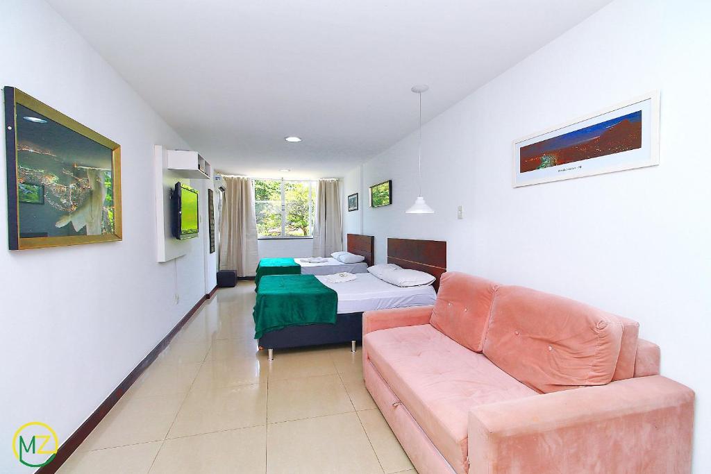 a living room with a couch and a bed at Studio reformado para 5 pessoas em Copacabana in Rio de Janeiro