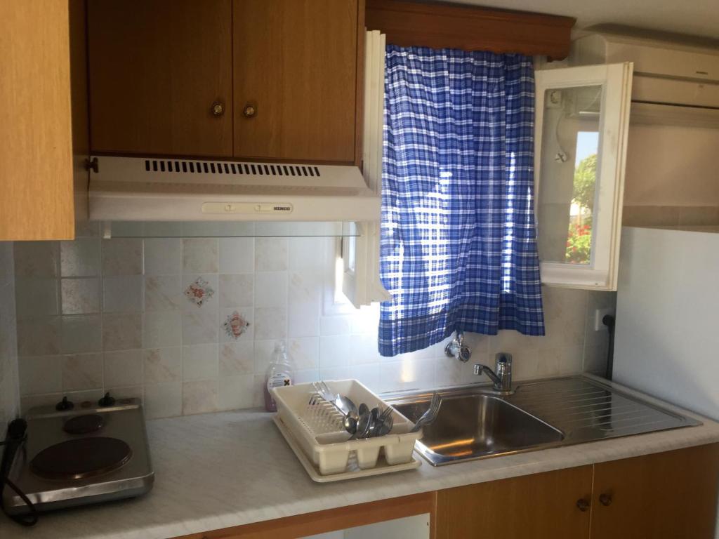 een aanrecht met een wastafel en een raam bij Selini Studios in Koufonisia