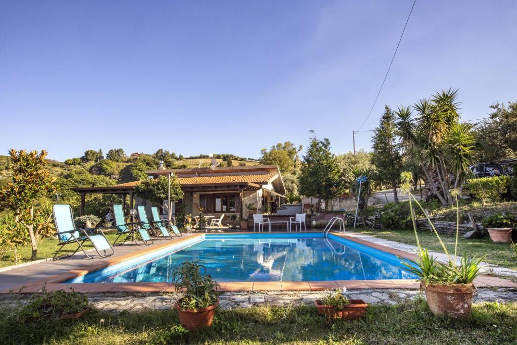 une maison avec une piscine dans une cour dans l'établissement L' uliveto, à San Piero Patti