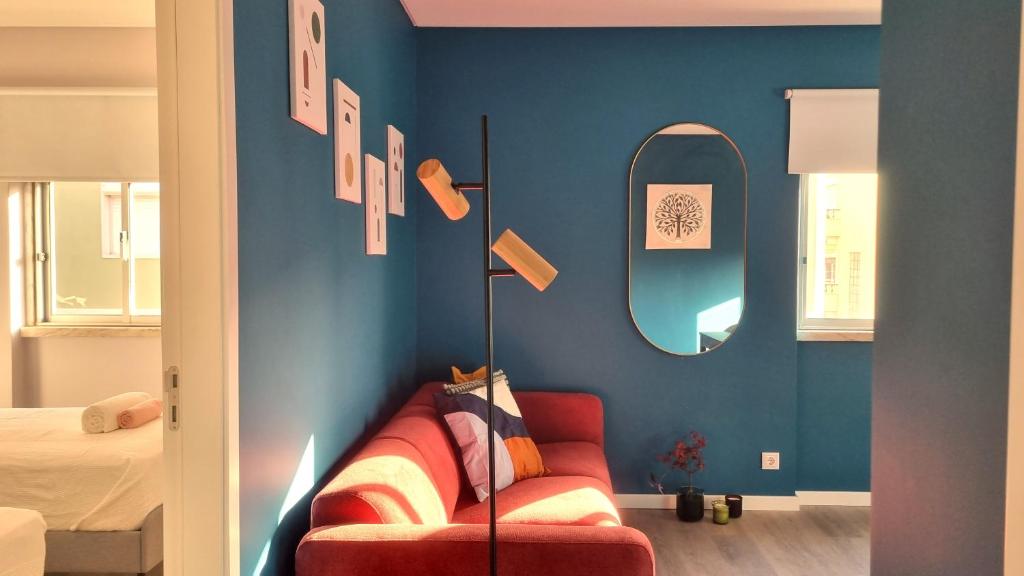 アルマダにあるAfonso Galo Guest Apartments IVの赤いソファと青い壁のリビングルーム