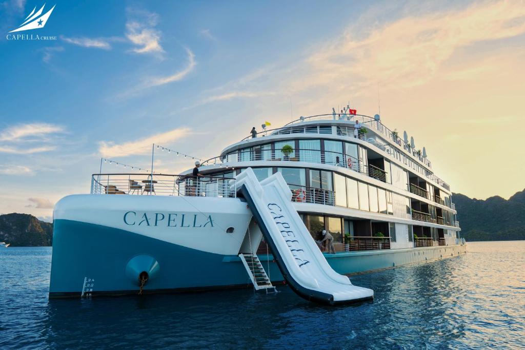 een cruiseschip met glijbaan in het water bij Halong Capella Cruise in Ha Long