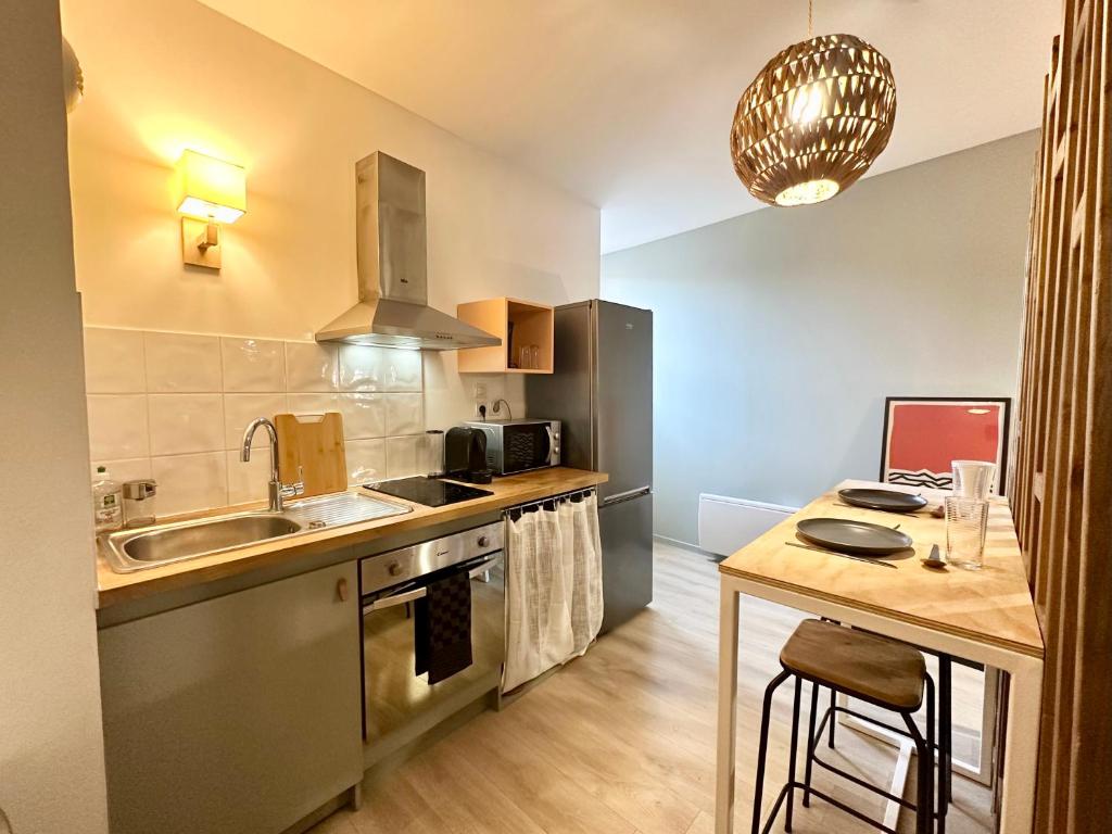 a kitchen with a sink and a counter top at LE PANCAUT- Chaleureux - Hyper Centre in Mont-de-Marsan