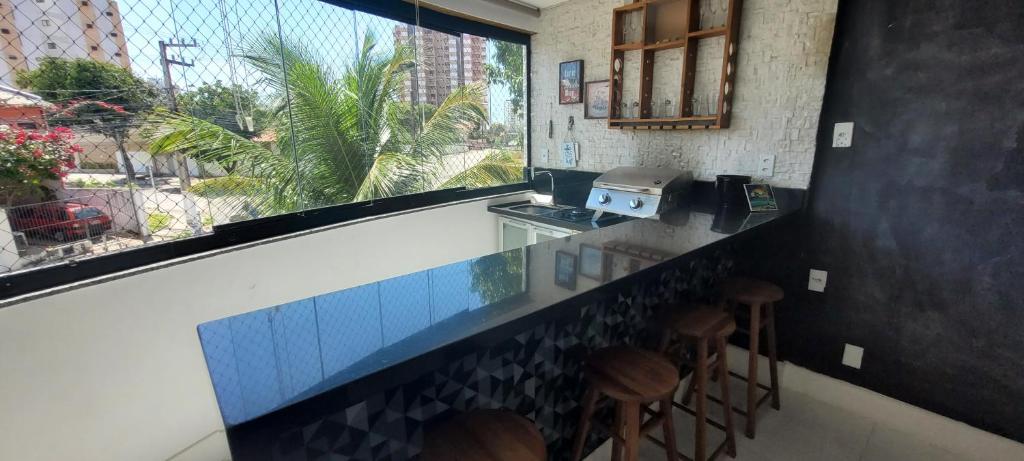 een bar met uitzicht op een balkon bij Lindo apartamento na Atalaia pertinho da praia in Aracaju