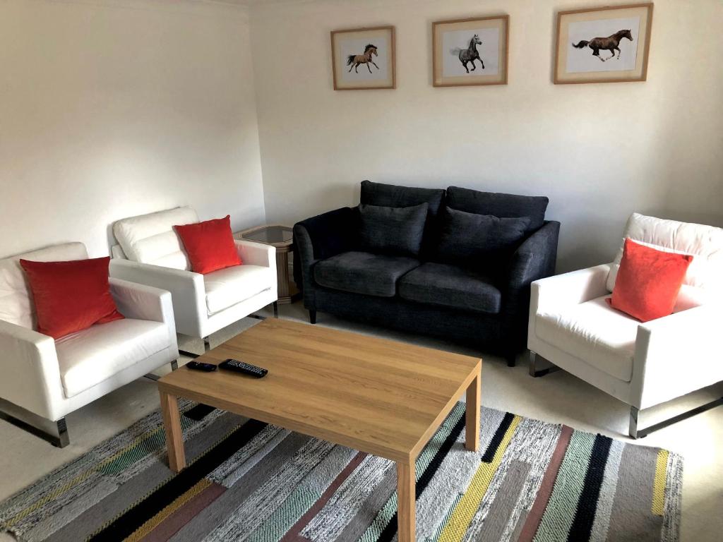 a living room with two chairs and a couch at A 3 bedroom townhouse is located in the centre of Newbury in Newbury