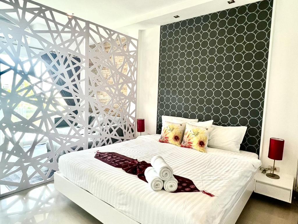Postel nebo postele na pokoji v ubytování Sivana Place Phuket