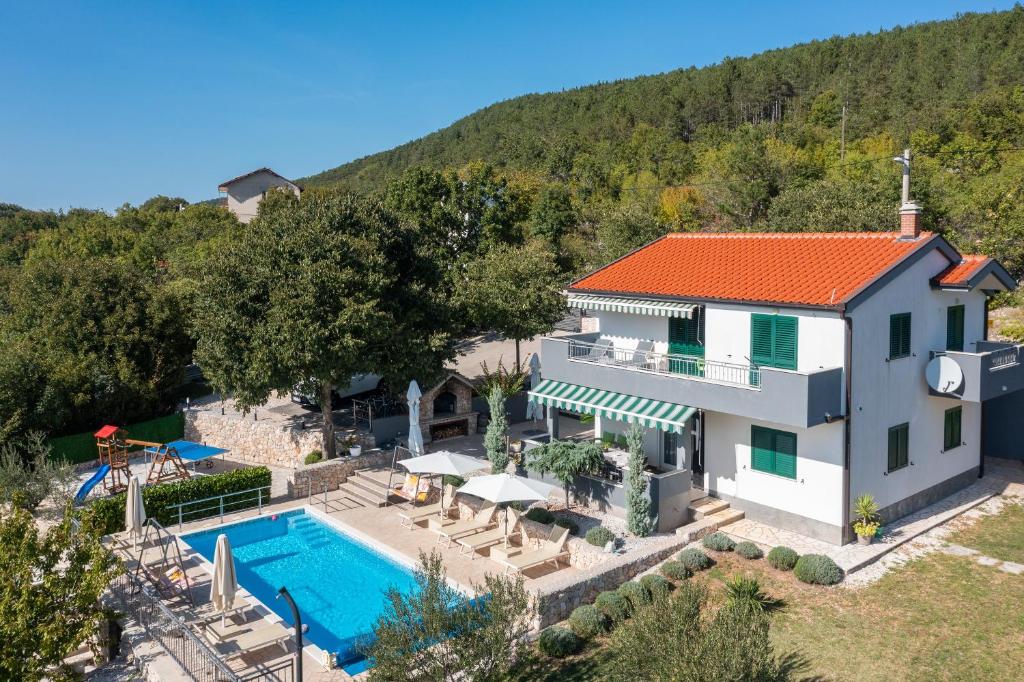 una vista aérea de una casa con piscina en Family Villa Old Garden with heated swimming pool and private tavern, en Opanci