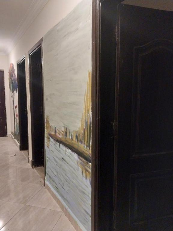 a hallway with a painting on the wall at الرحاب دار مصر القرنفل in Cairo