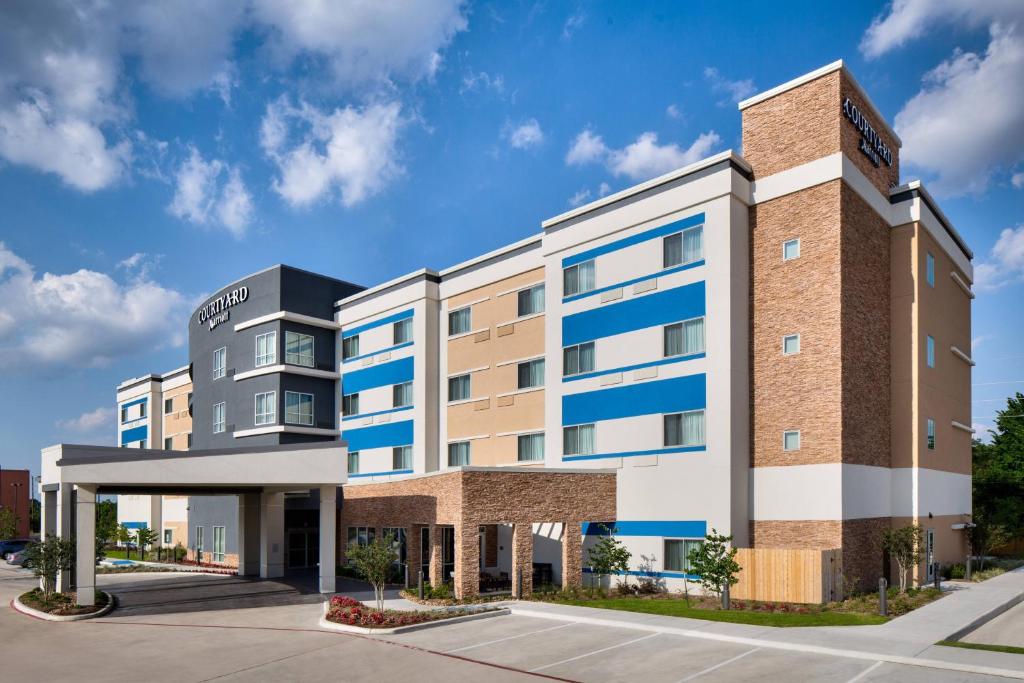 an image of an apartment building at Courtyard by Marriott Houston Northwest/Cypress in Cypress