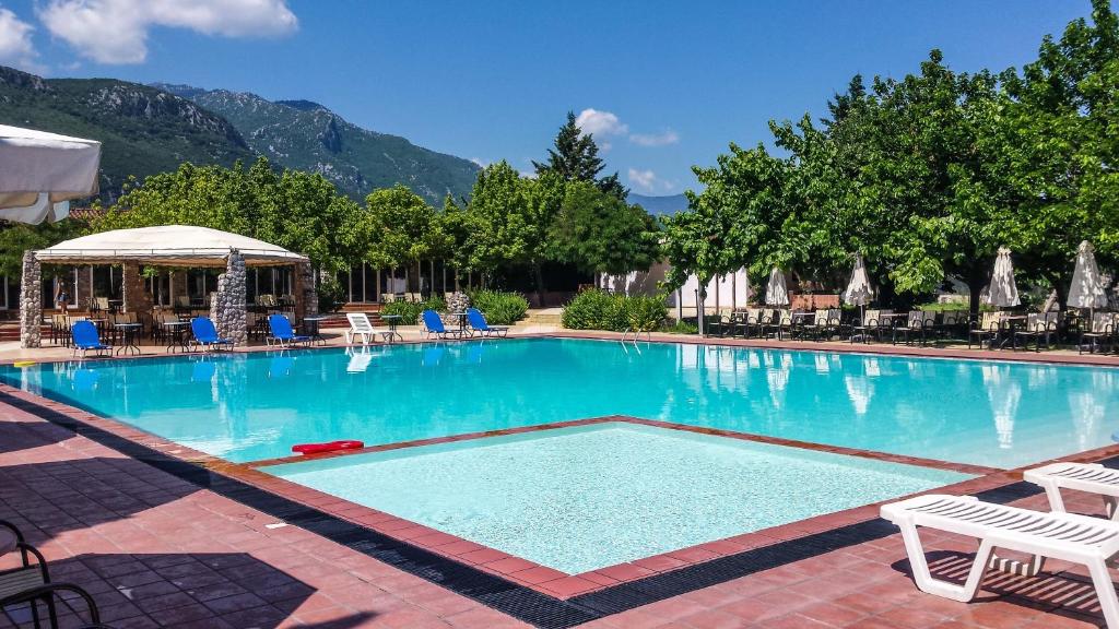 una gran piscina con sillas y cenador en Pineas, en Kalambaka