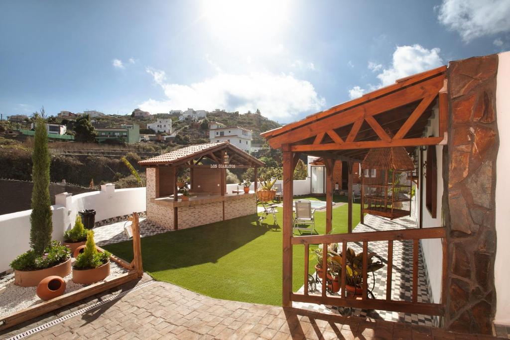 Blick auf einen Garten mit einem Pavillon in der Unterkunft los diablitos 1a in San Juan de la Rambla