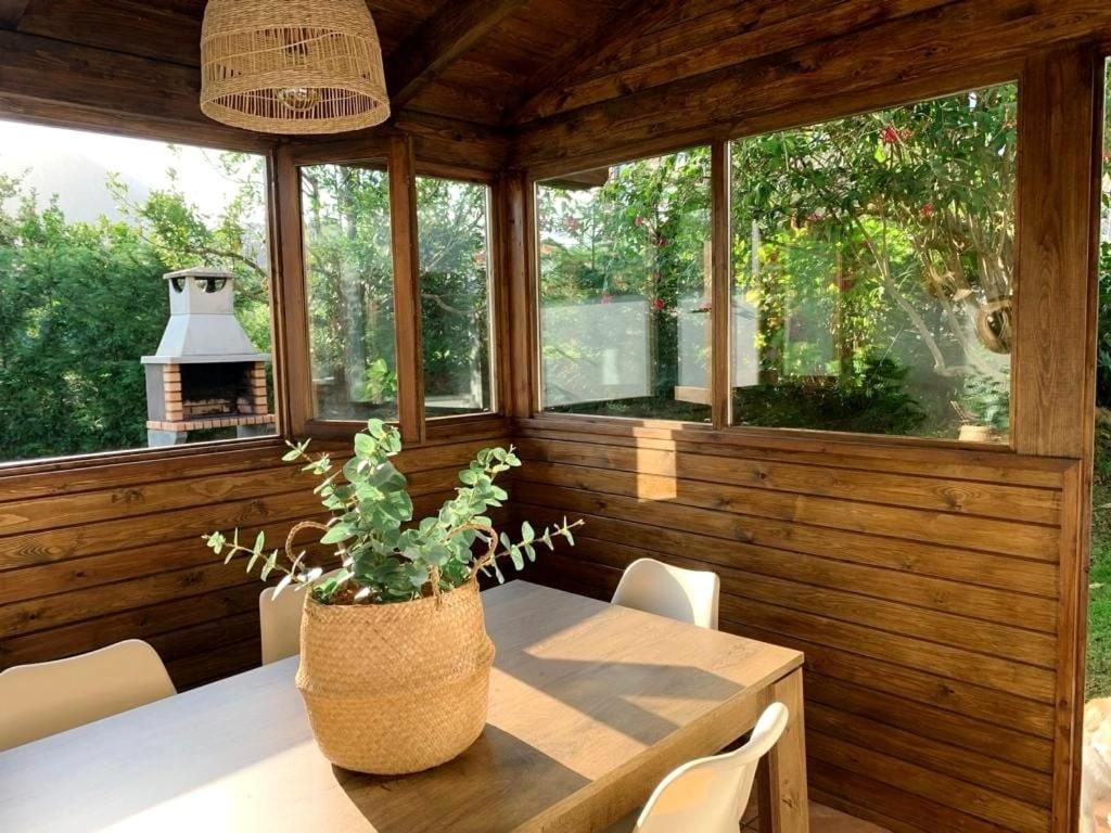 une salle à manger avec une table et une plante en pot dans l'établissement La Quintana de Ribadesella, à Ribadesella