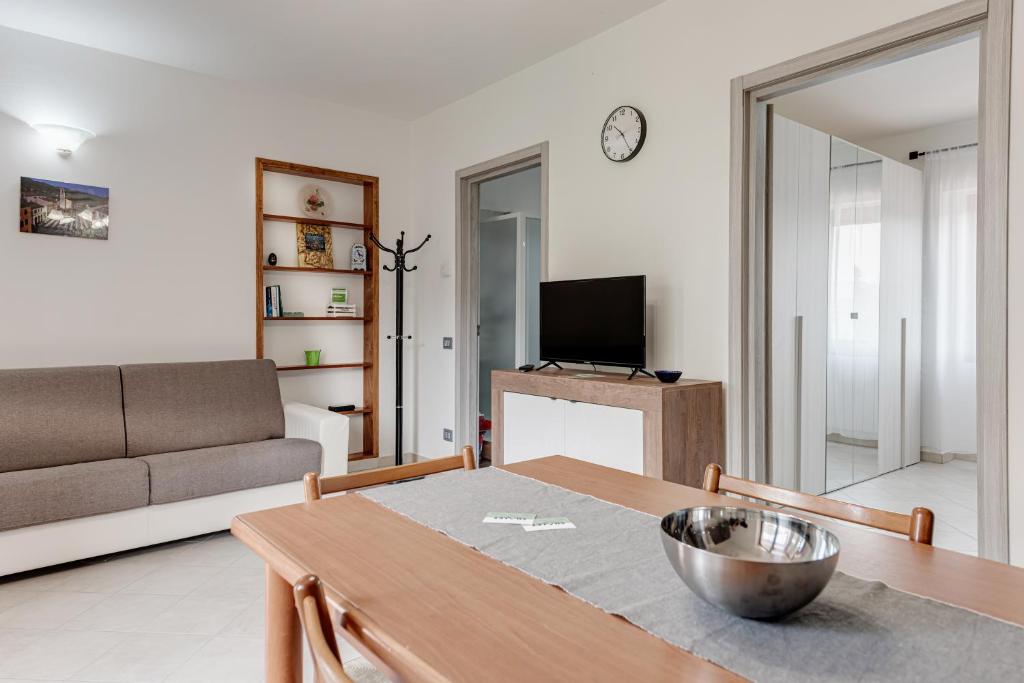 een woonkamer met een tafel en een bank bij Chalet La Greta - Casa vista campi in Firenzuola