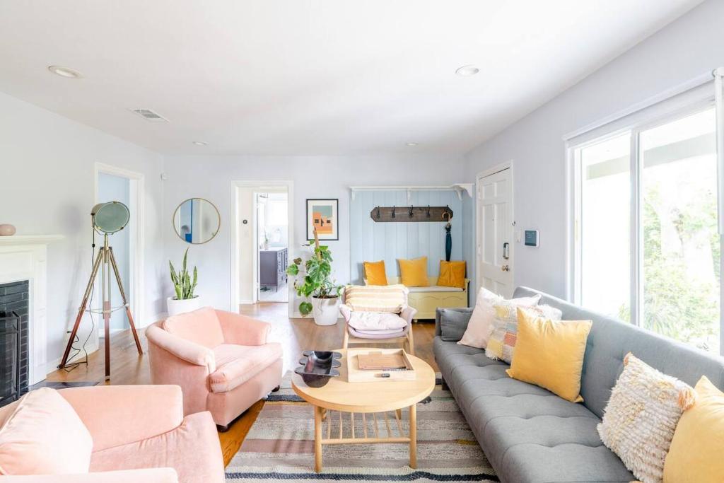 Modern MidCentury Home near Universal Studios with Big Private Garden