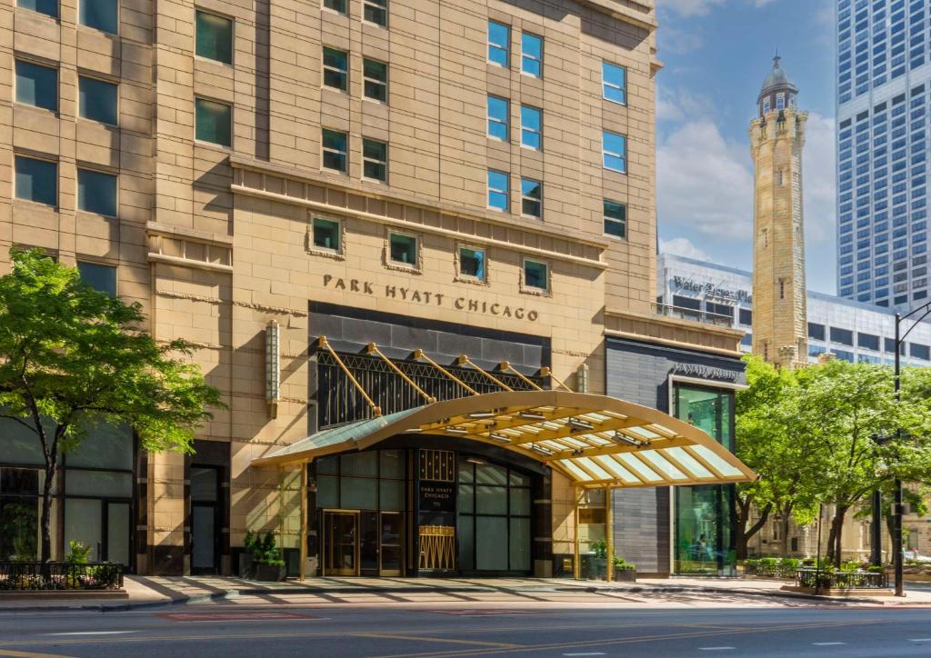 um edifício grande com um edifício de risco em Park Hyatt Chicago em Chicago