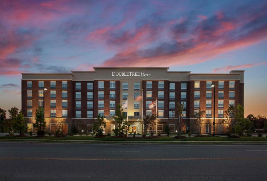 uma representação do edifício de Durham ao pôr-do-sol em DoubleTree by Hilton Raleigh-Cary em Cary