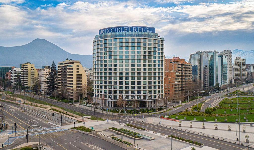 un gran edificio en medio de una ciudad en DoubleTree by Hilton Santiago Kennedy, Chile, en Santiago