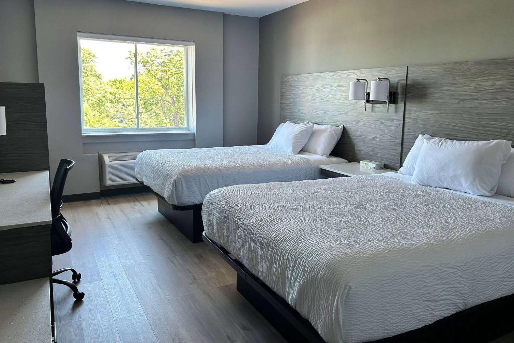 Postel nebo postele na pokoji v ubytování Days Inn & Suites by Wyndham Summerside