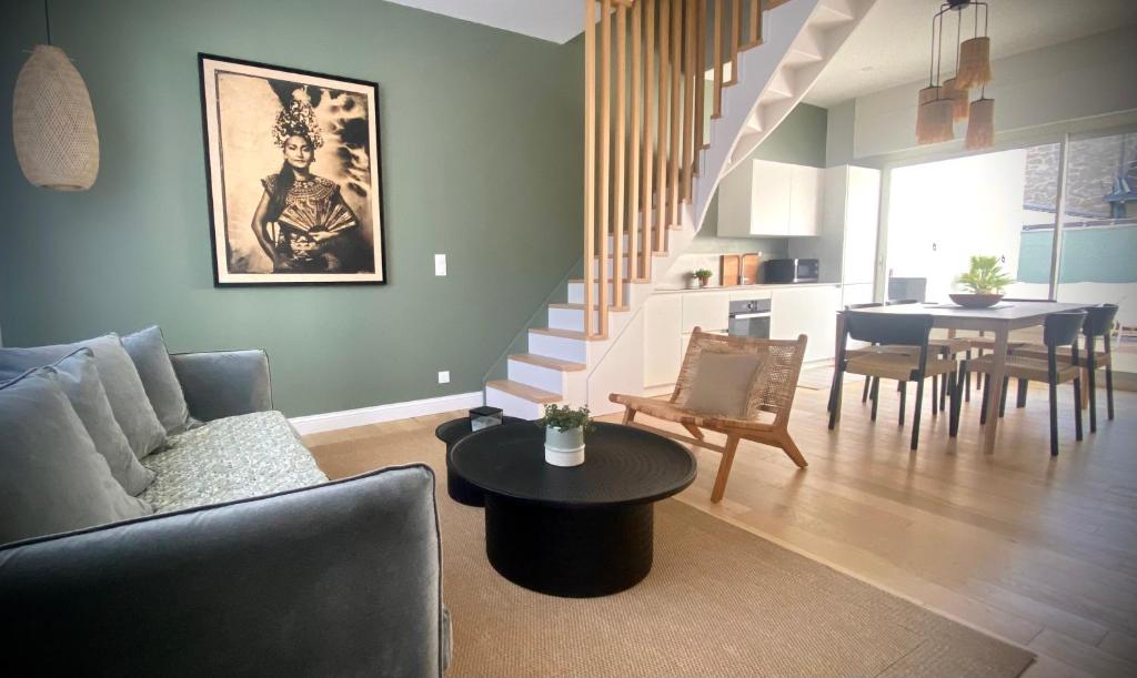 un salon avec un canapé et une table dans l'établissement Centre de Pornichet à 300m de la plage, à Pornichet