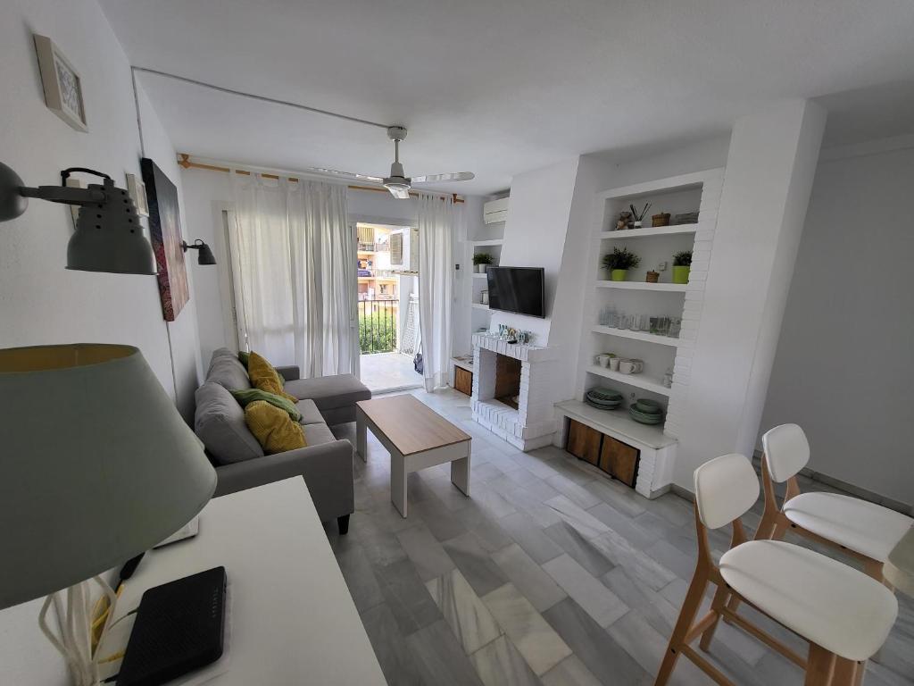 uma sala de estar com um sofá e uma mesa em Apt Erisa en Torremolinos dos min de la playa, Puerto Marina em Torremolinos