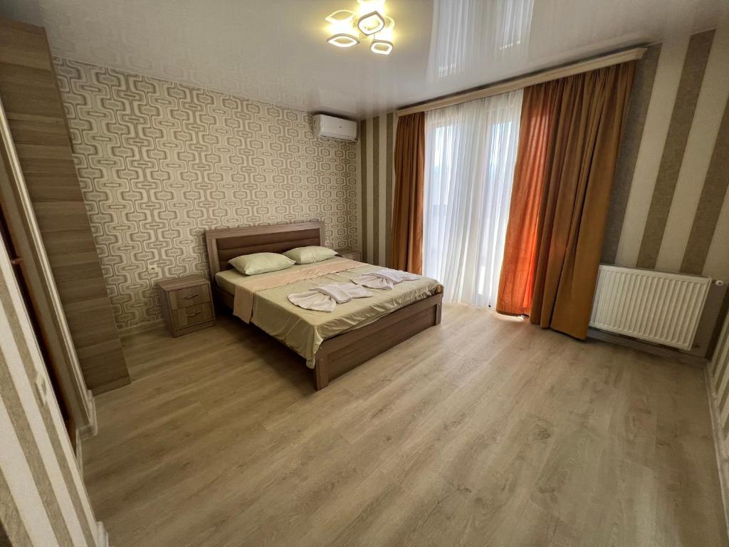 1 dormitorio con cama y ventana grande en villa with beautiful view 4 en Tiflis