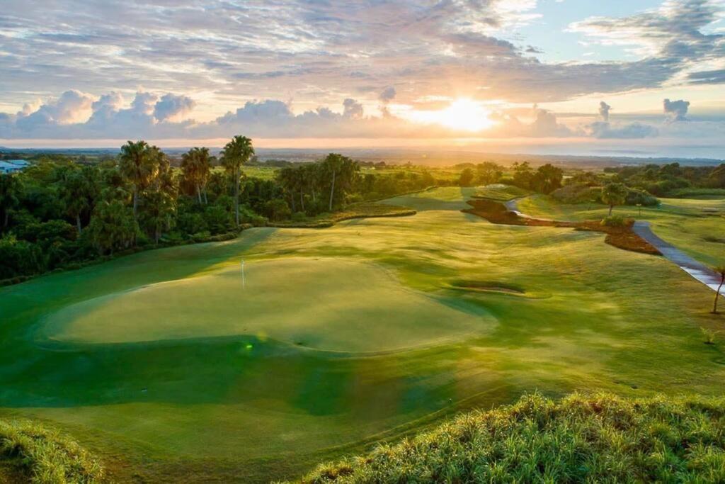 Bois ChériにあるAvalon Golf Villaの夕日を眺めながらゴルフコースの空中を眺めることができます。