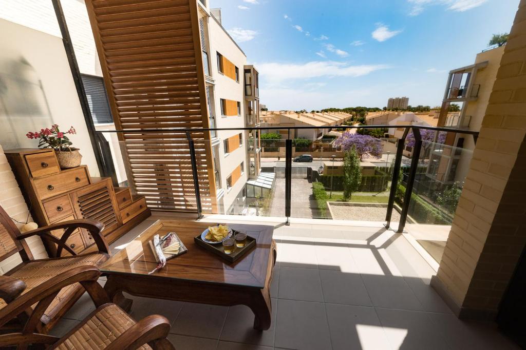 a balcony with a table and a view of a building at Apto. con piscinas y gym a 800 metros de playa in El Campello