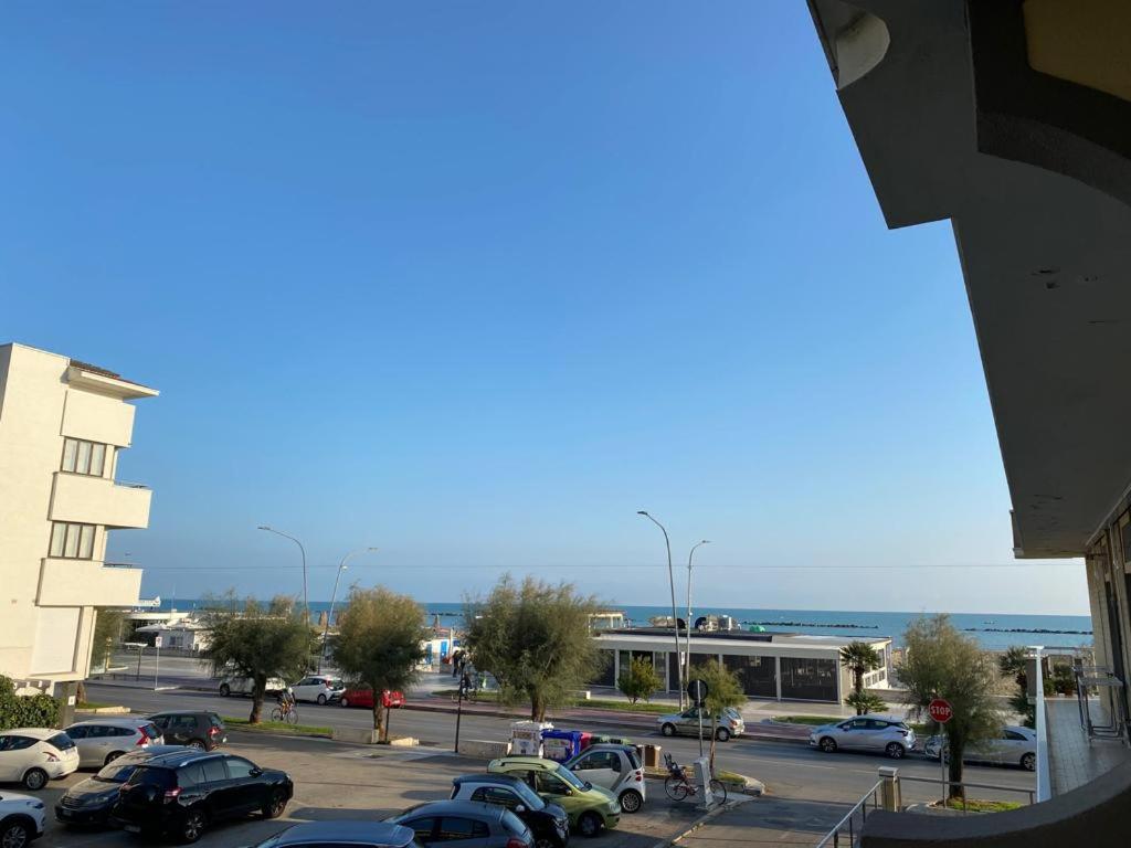 un estacionamiento con autos estacionados al lado del océano en Vista Mare, en Pescara