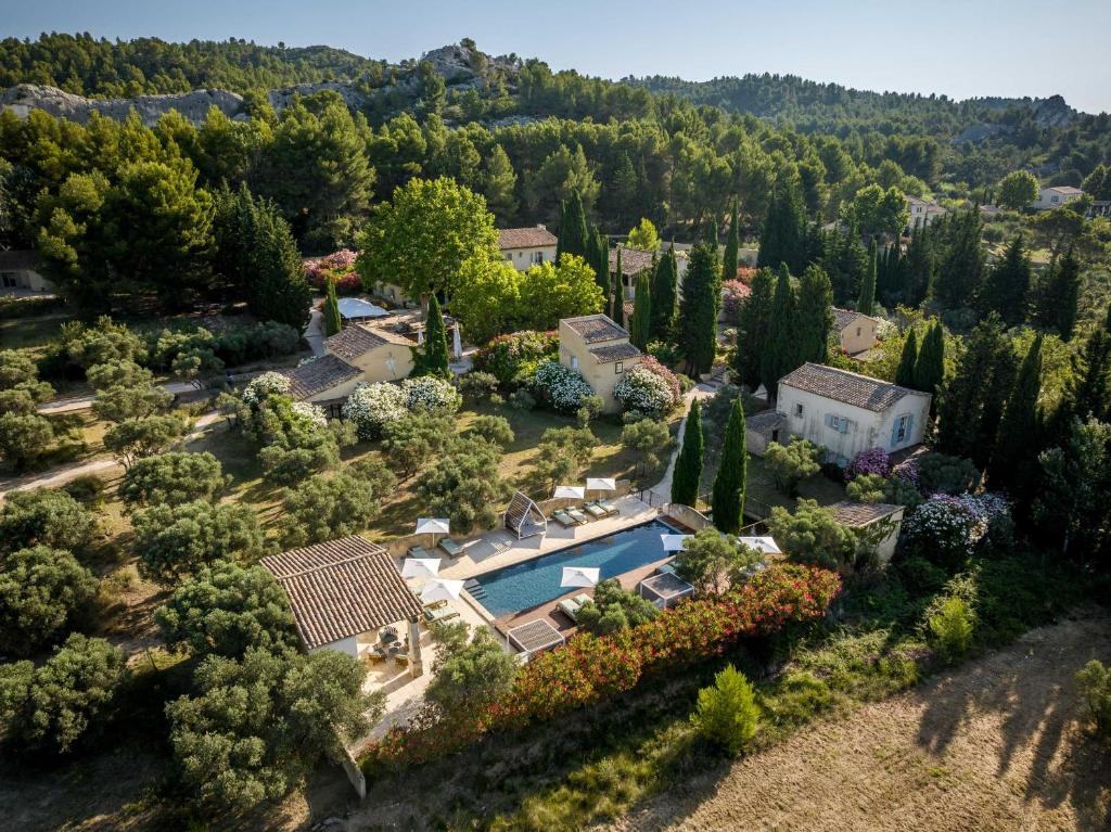 een luchtzicht op een huis met een zwembad bij Les Petites Maisons - Hameau des Baux in Paradou