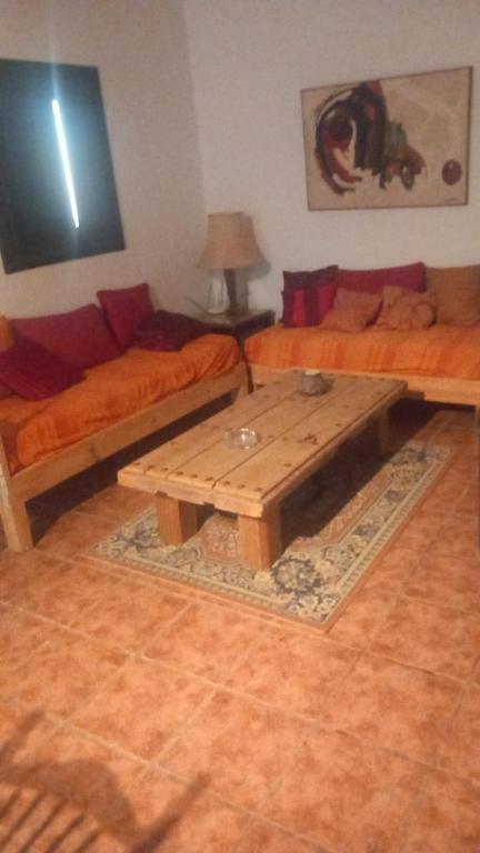 - un salon avec deux canapés et une table basse dans l'établissement La Cruz Pintá II, à Murtas