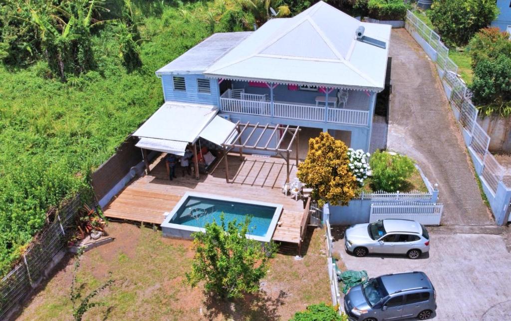 uma vista aérea de uma casa com piscina em Villannéva Calme et Spacieuse avec piscine em Ducos