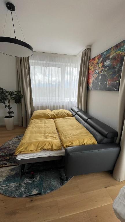 Postel nebo postele na pokoji v ubytování The Gatsby Apartment