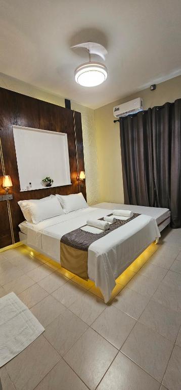 1 dormitorio grande con 2 camas en una habitación en Blue Haven Retreat en Thulusdhoo