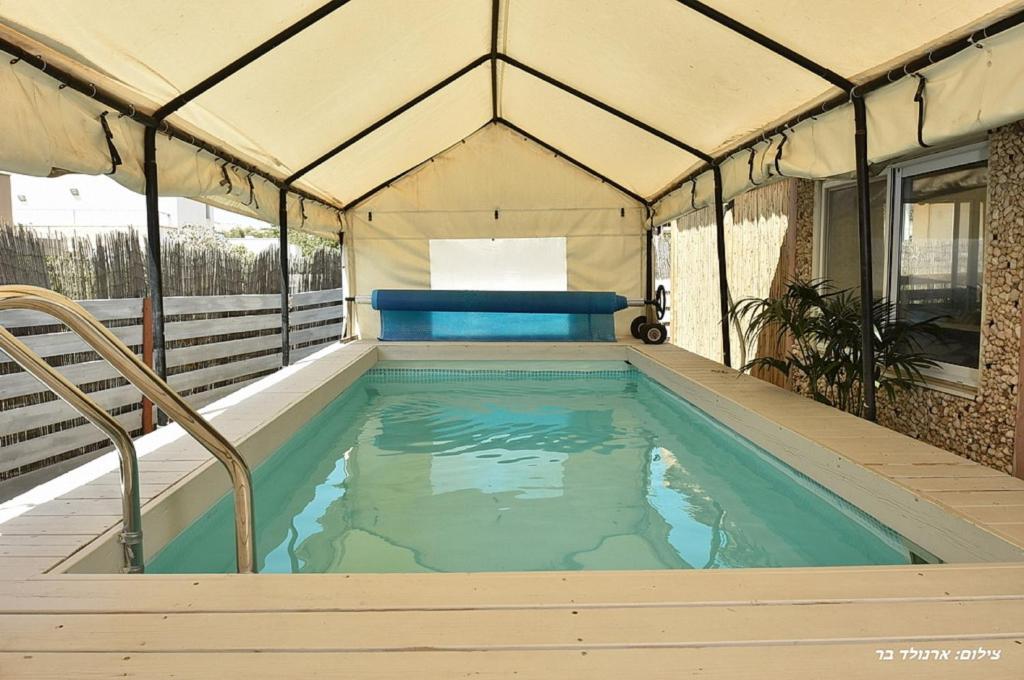 una piscina dentro de una carpa con piscina en Suites Luka, en Had Nes
