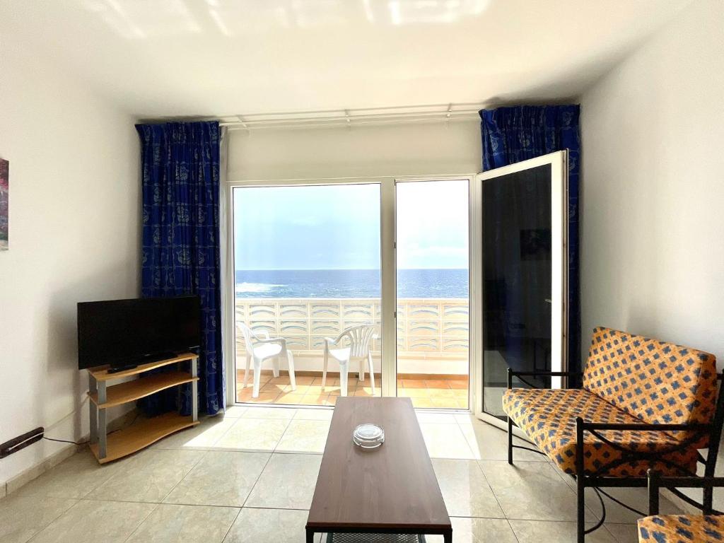 uma sala de estar com vista para o oceano em Apt next to the Atlantic Ocean, with unbeatable views em Tamaduste