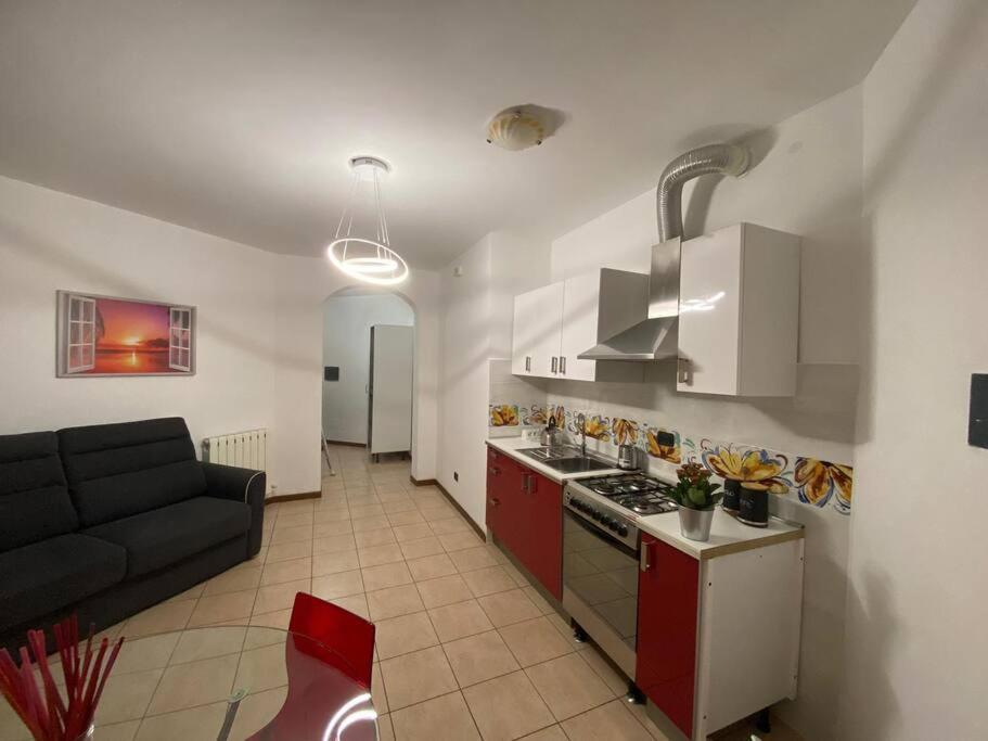 una cucina e un soggiorno con divano in camera di CV Martesana Gorgonzola 4 a Gorgonzola