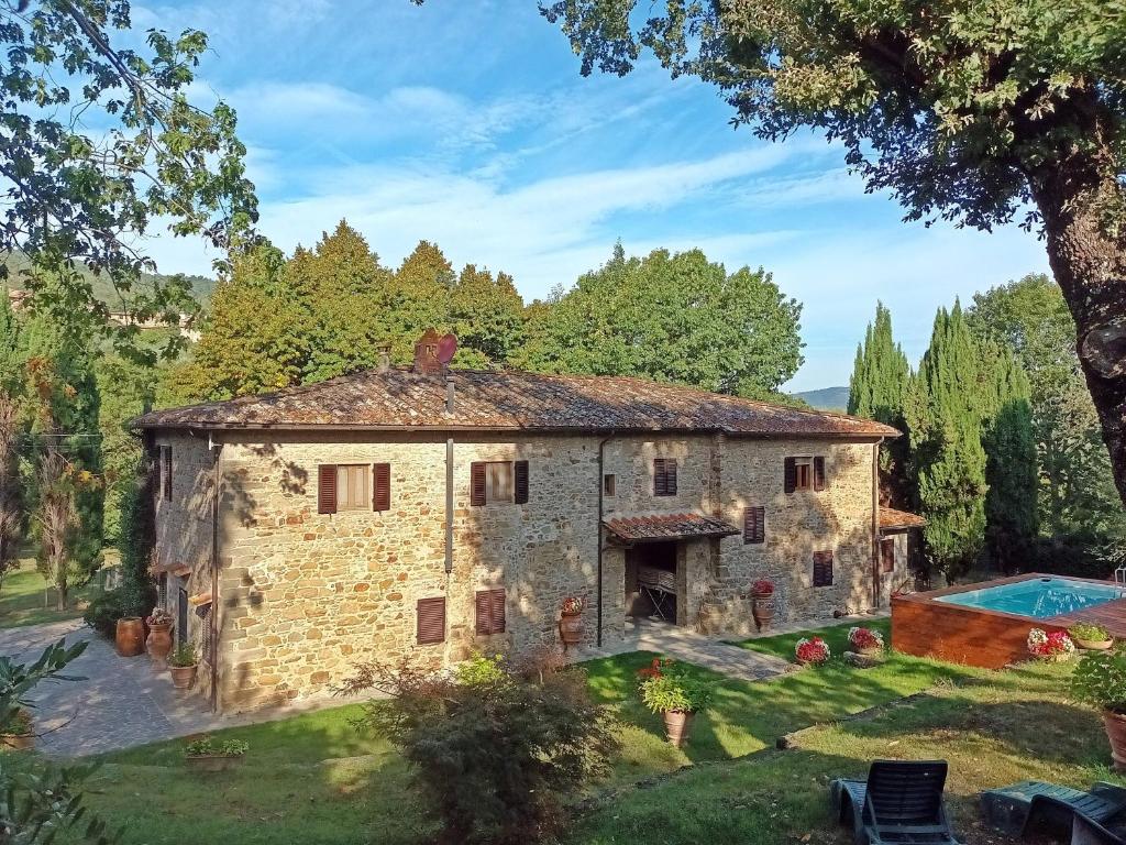 una vecchia casa in pietra con piscina di Holiday Home Villa il Cesto a Greve in Chianti