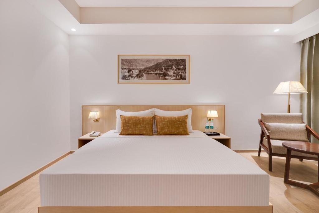 Postel nebo postele na pokoji v ubytování Lemon Tree Hotel, Haridwar