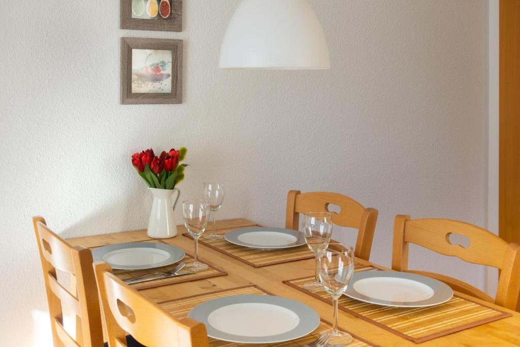 奥斯赛拜-屈隆斯博恩Schönes Apartment mit Balkon, Parkplatz, WLAN的摆放着盘子和酒杯的餐桌