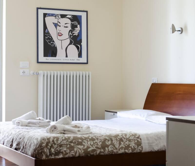 1 dormitorio con 1 cama con 2 toallas en Centro Città City Suite, en Bari