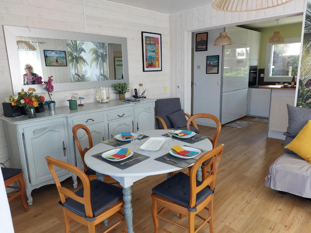 eine Küche und ein Wohnzimmer mit Tisch und Stühlen in der Unterkunft CHARMANT APPARTEMENT en BRETAGNE, PROCHE La BAULE et GRANDE PLAGE, 4 ETOILES in Batz-sur-Mer